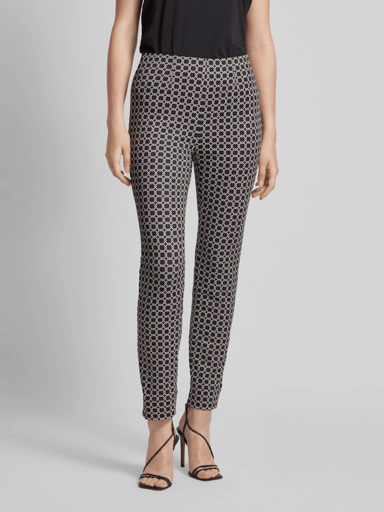 Raffaello Rossi Mid Rise Penny Pull-On Pant in Black and White Chain Print chic jogging style pants officewear comfortable and elegant travel pant Raffaello Rossi Candy Pant online stockist Australia relaxed comfortable black drawstring pants online Australia Signature of Double Bay Raffaello Rossi Pants online